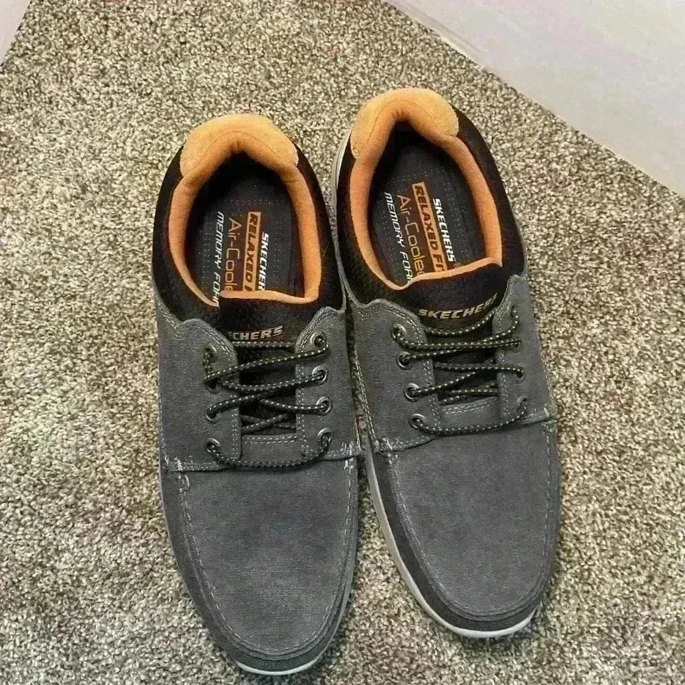 Sketchers for men Elent Mosen Boat Shoes. Grey and back with gold trim Size 11